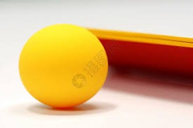 气氛真好，巴萨球迷给弗里克送上了60岁生日蛋糕